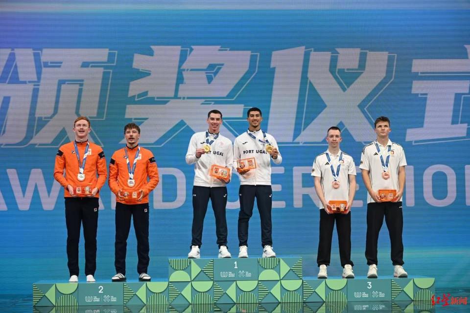 男子双蹦床